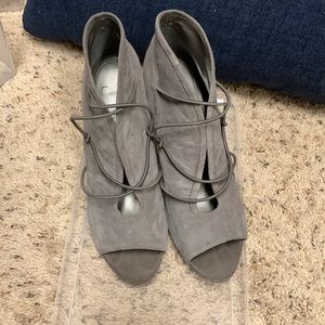 Jessica Simpson grey heels